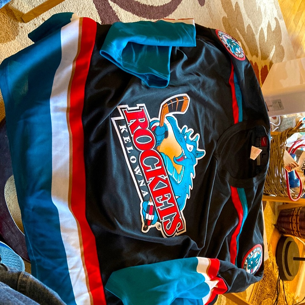 Vintage Hockey Jersey “Kelowna Rockets” like new worn once or twice